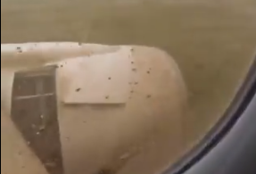 Pogled kroz prozor aviona na motor i krilo zrakoplova Croatia Airlinesa tijekom leta