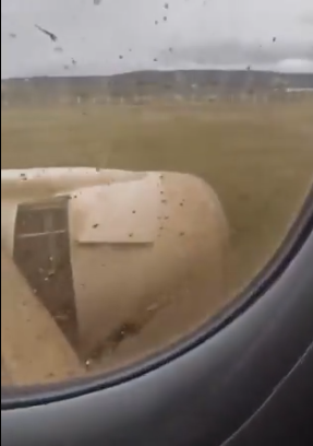 Pogled kroz prozor aviona na motor i krilo zrakoplova Croatia Airlinesa tijekom leta