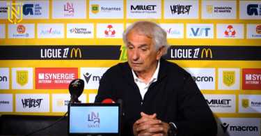 Trener Halilhodžić sjedí za stolom na presici za medije s mikrofonom, izraz lica pokazuje emocionalnost
