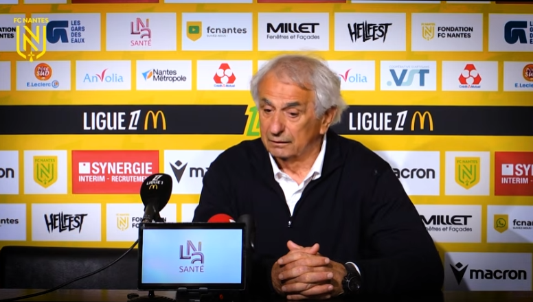 Trener Halilhodžić sjedí za stolom na presici za medije s mikrofonom, izraz lica pokazuje emocionalnost