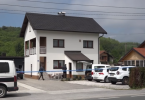 Bijela kuća s garažom i parkiralištima, mjesto femicida u Kiseljaku