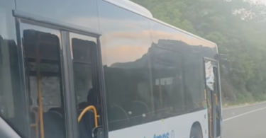 Bijelo-plavi autobus Centrabus na cestovnoj traci