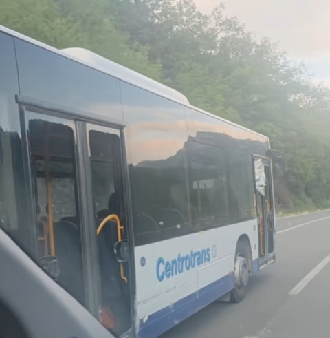 Bijelo-plavi autobus Centrabus na cestovnoj traci