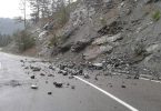 Stijena i kamenje na kolniku nakon odrona tijekom obilnih kiša
