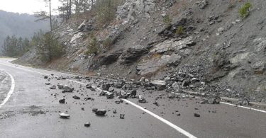 Stijena i kamenje na kolniku nakon odrona tijekom obilnih kiša