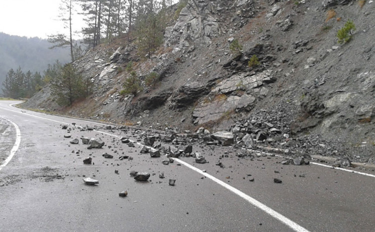 Stijena i kamenje na kolniku nakon odrona tijekom obilnih kiša