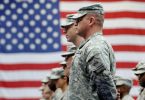Američki vojnici u uniformi pred američkom zastavom