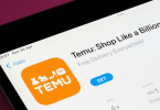 Logo aplikacije Temu na ekranu pametnog telefona s gumbom za preuzimanje