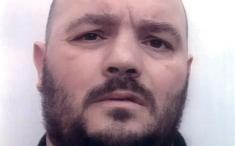 Muškarac s bradom i kratkom kosom, snimak iz policijske evidencije