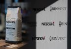 NESCAFÉ Intenso kava u zrnu ispred brendiranog panela Nescafé i Binvest