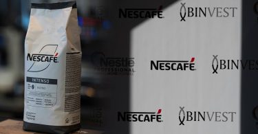 NESCAFÉ Intenso kava u zrnu ispred brendiranog panela Nescafé i Binvest