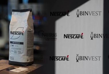 NESCAFÉ Intenso kava u zrnu ispred brendiranog panela Nescafé i Binvest