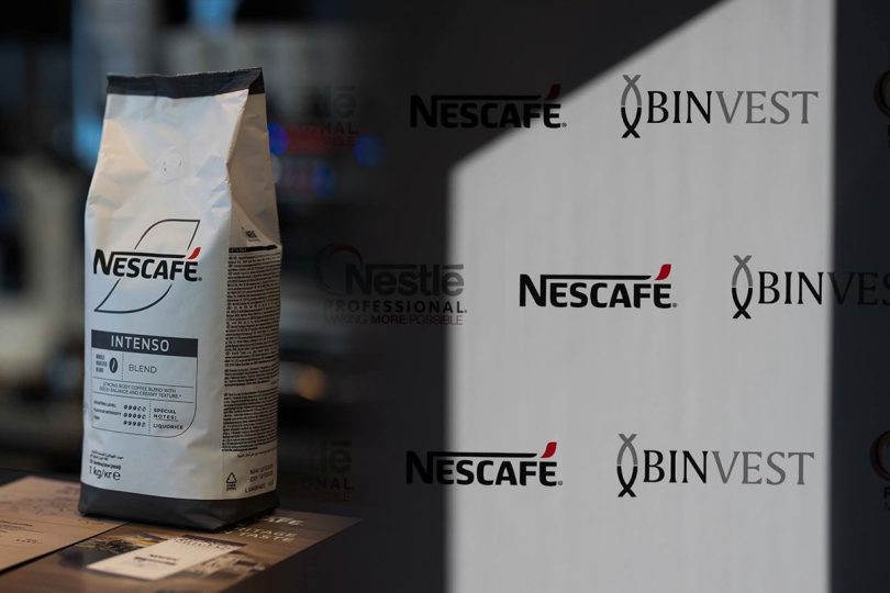 NESCAFÉ Intenso kava u zrnu ispred brendiranog panela Nescafé i Binvest