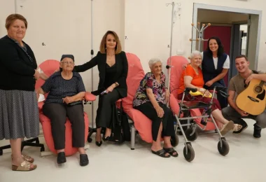 zaklada svjetlo nade razgovarala je s onkoloskim pacijentima u mostaru o njihovim potrebama a druzenje su obiljezili pjesma osmijesi i zajednistvo 65875761