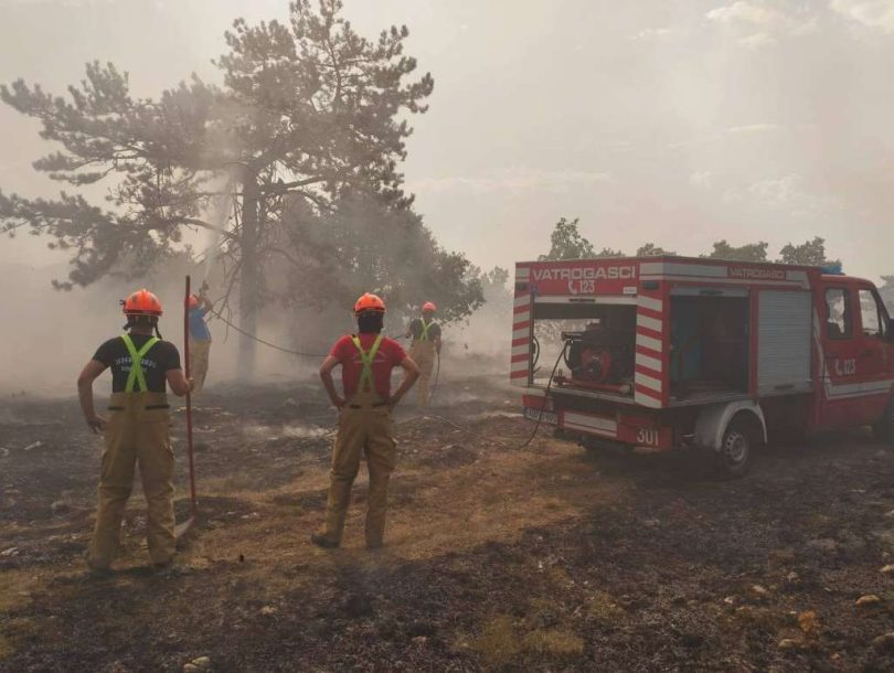 air tractor gasio po ar kod livna vatra se pribli
