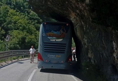 autobus zaglavio u kanjonu na cesti banja luka jaj