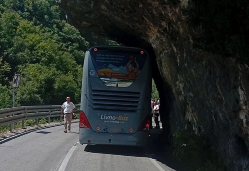 autobus zaglavio u kanjonu na cesti banja luka jaj