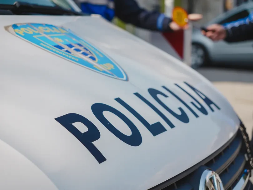 mostar mu karac sjekirom napao mu karca ispred mep