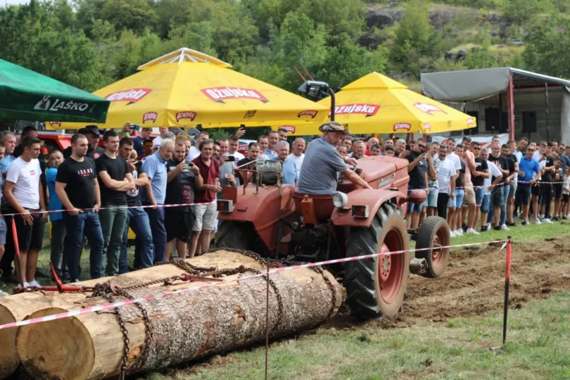 osoje 8 kolovoza doma in tre e osoja ke traktorija