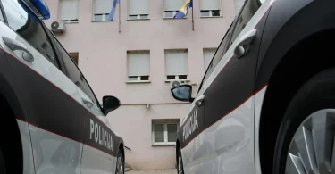 ozlije ene voza ica etverocikla i maloljetni suvoz