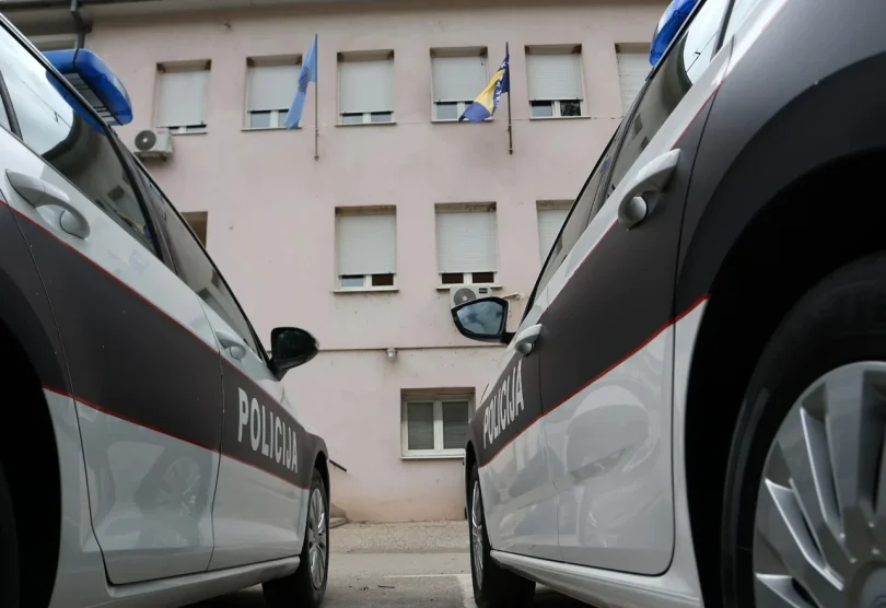 ozlije ene voza ica etverocikla i maloljetni suvoz