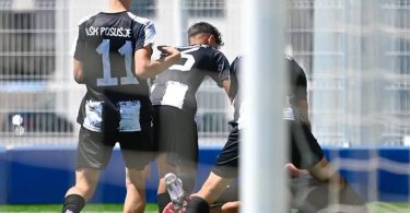 ponos mokrog doca dvojica mladih igra a posu ja po