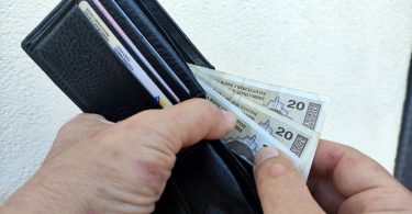 posu je radniku iz automobila ukrao nov anik sa 70
