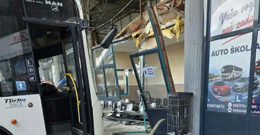 te ka nesre a u bih vozilo uletjelo u autobusni ko
